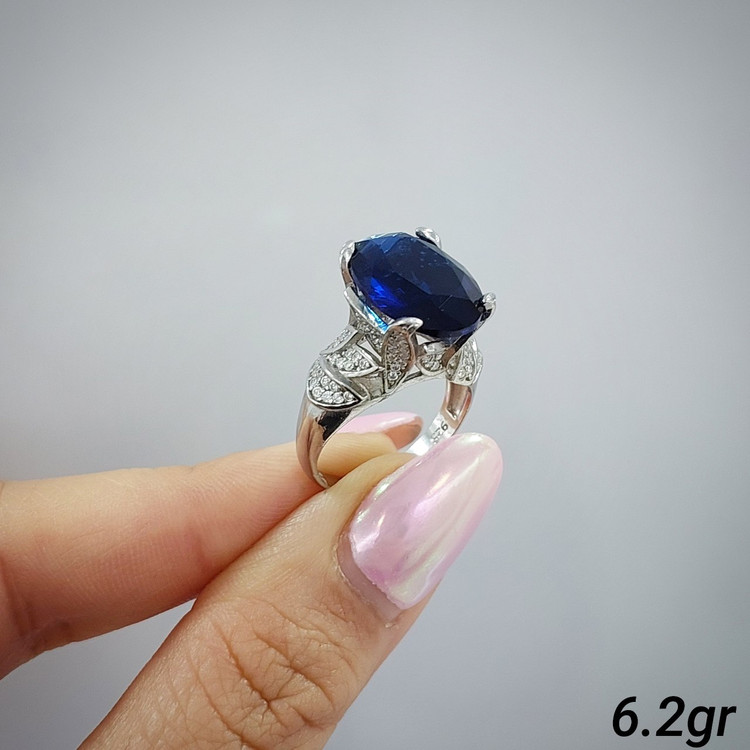 انگشتر نقره ۹۲۵ عیار با سنگ آبی خاص و نگینهای درخشان 925 Sterling Silver Ring with a Unique Blue Stone Shiny Zircons