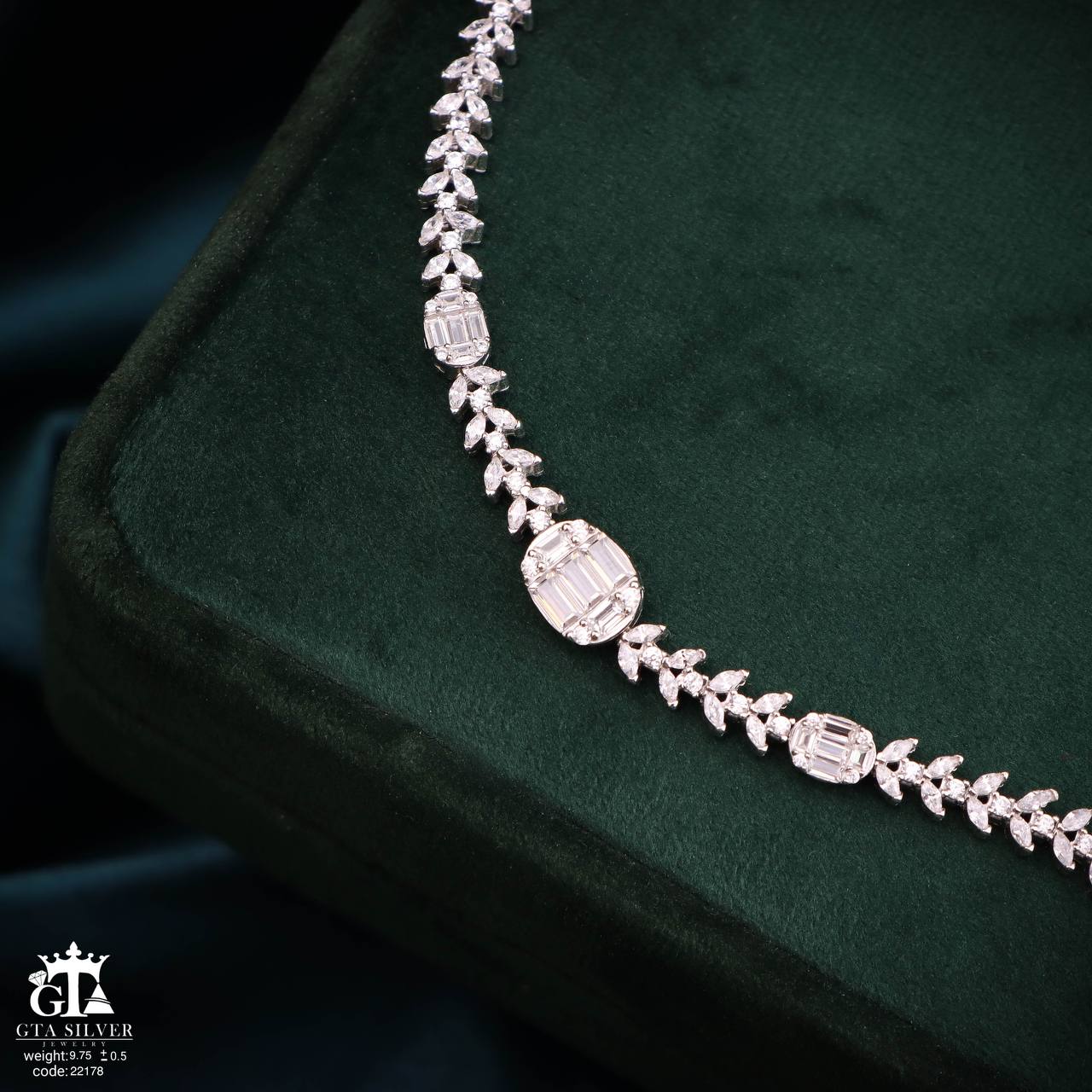 دستبند نقره ظریف شبیه طلا سفید با نگین‌های درخشان برند GTA SILVER