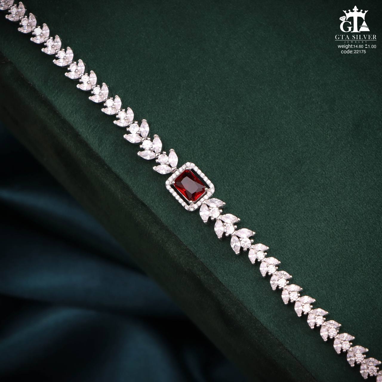 دستبند نقره با طراحی خاص و نگین‌های درخشان خرید آنلاین با قیمت مناسب.