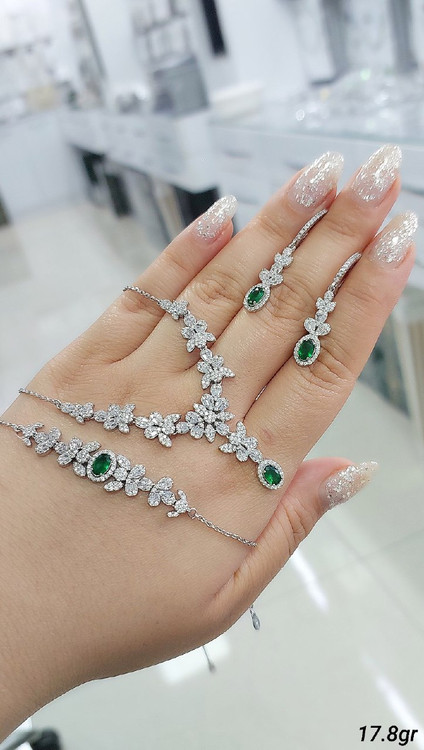 برای درخشش خاص شما! 925 Silver Set – GTA Brand با طراحی گلدار و سنگهای یاقوت قرمز، سورمهای و سبز