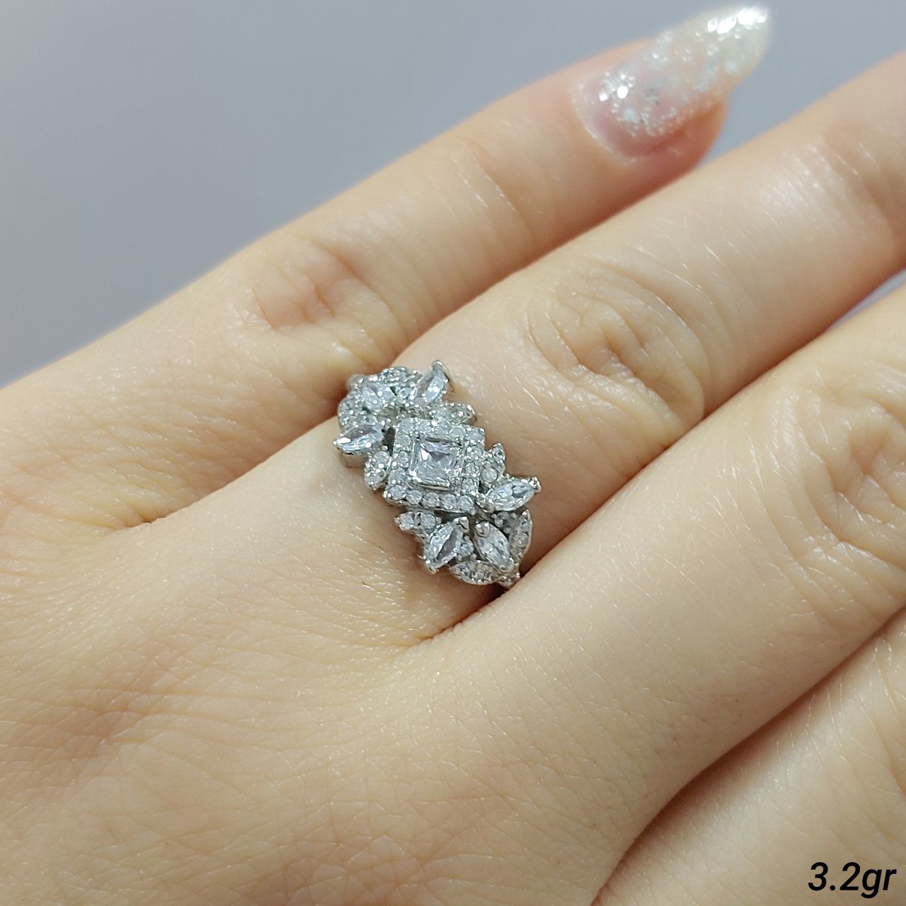 انگشتر ظریف مدل خاص و درخشان از برند gta نقره 925 عیار