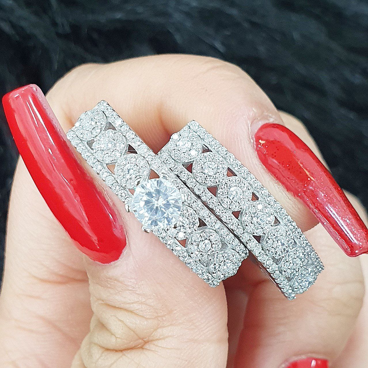 ست دو حلقه نقره‌ای با نگین‌های درخشان و سنگ سولیتر – مناسب برای نامزدی یا هدیه