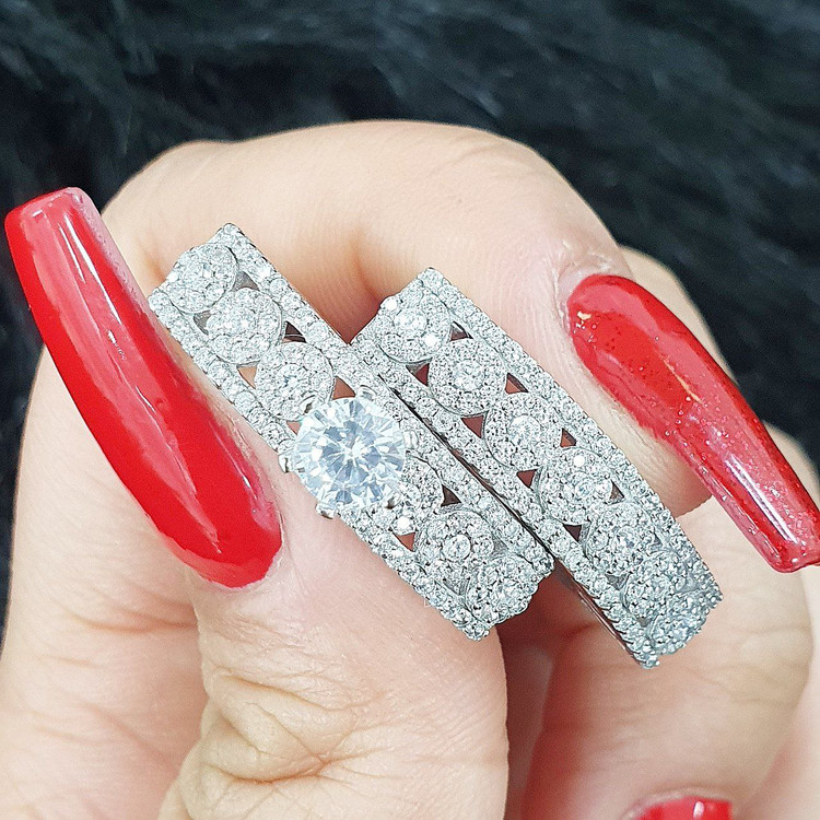 ست دو حلقه نقرهای با نگینهای درخشان و سنگ سولیتر – مناسب برای نامزدی یا هدیه