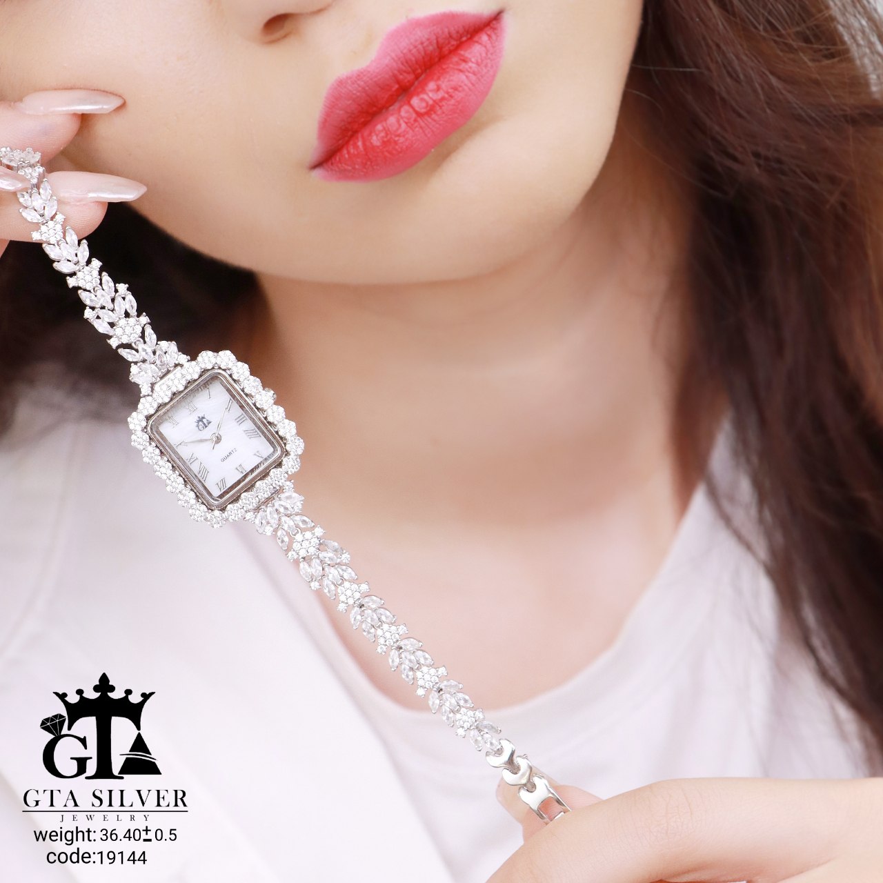ساعت مچی زنانه GTA با بدنه نقره‌ای و نگین های زیبا، جلوه‌ای بی‌نظیر دارد. Elevate your style