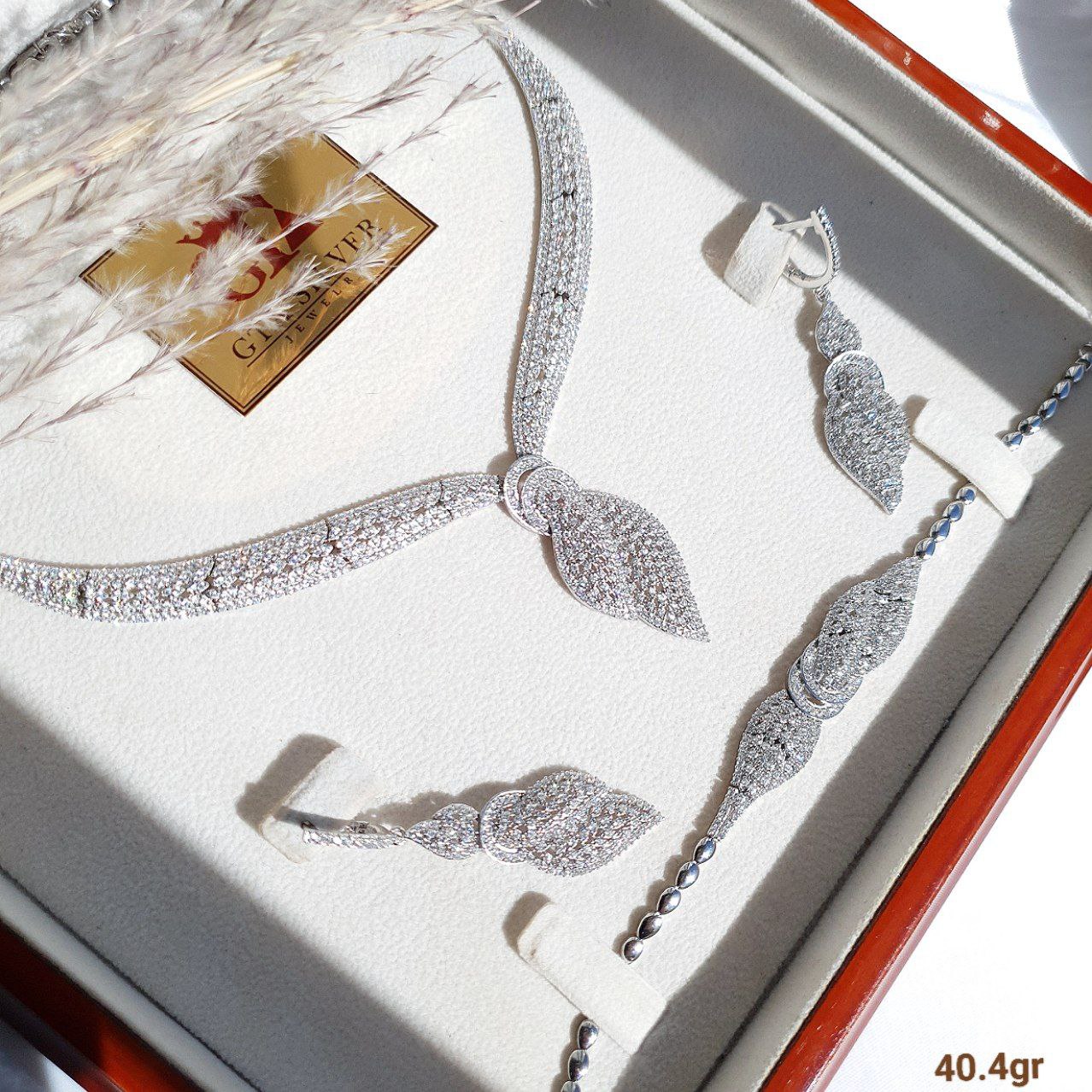 سرویس Silver زنانه برند GTA با طراحی کلاسیک و نگین‌کاری لوکس GTA luxury silver set – مناسب برای عروس و مجالس خاص