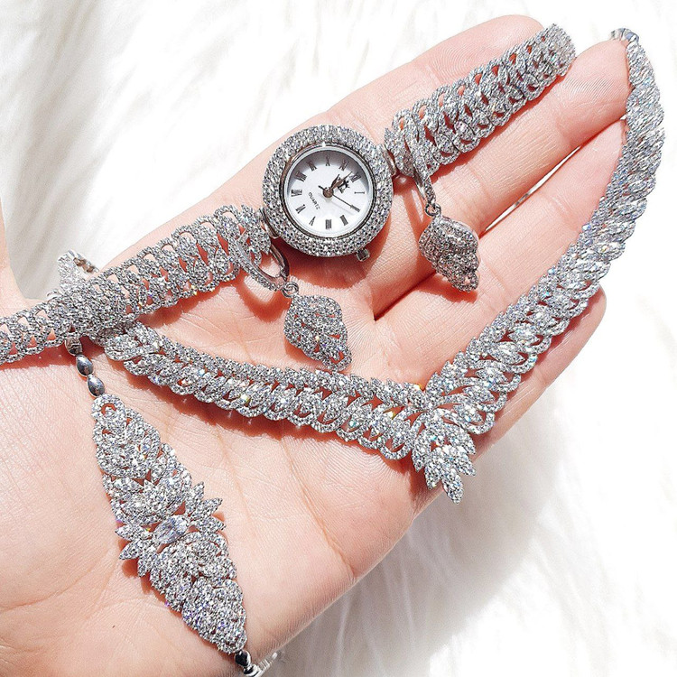 سرویس و ساعت نقره ۹۲۵ عیار برند GTA با طراحی لوکس و نگینهای درخشان، کیفیت و ظرافت را همزمان به شما هدیه میدهد. Silver 925 GTA set with sparkling stones, perfect blend of elegance and durability.