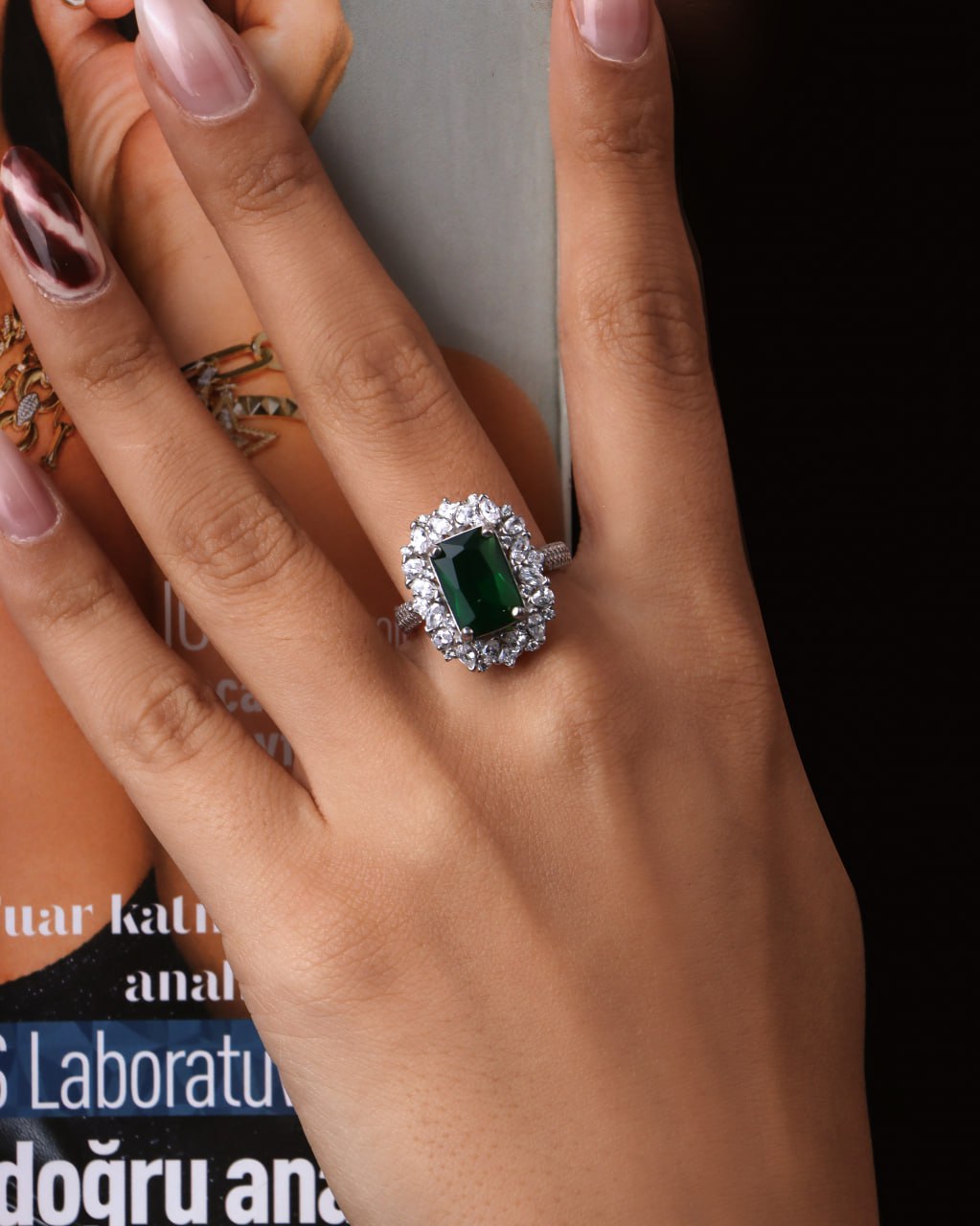انگشتر نقره 925 عیار با سنگ زمردی رنگ Shine with elegance, wear your timeless beauty
