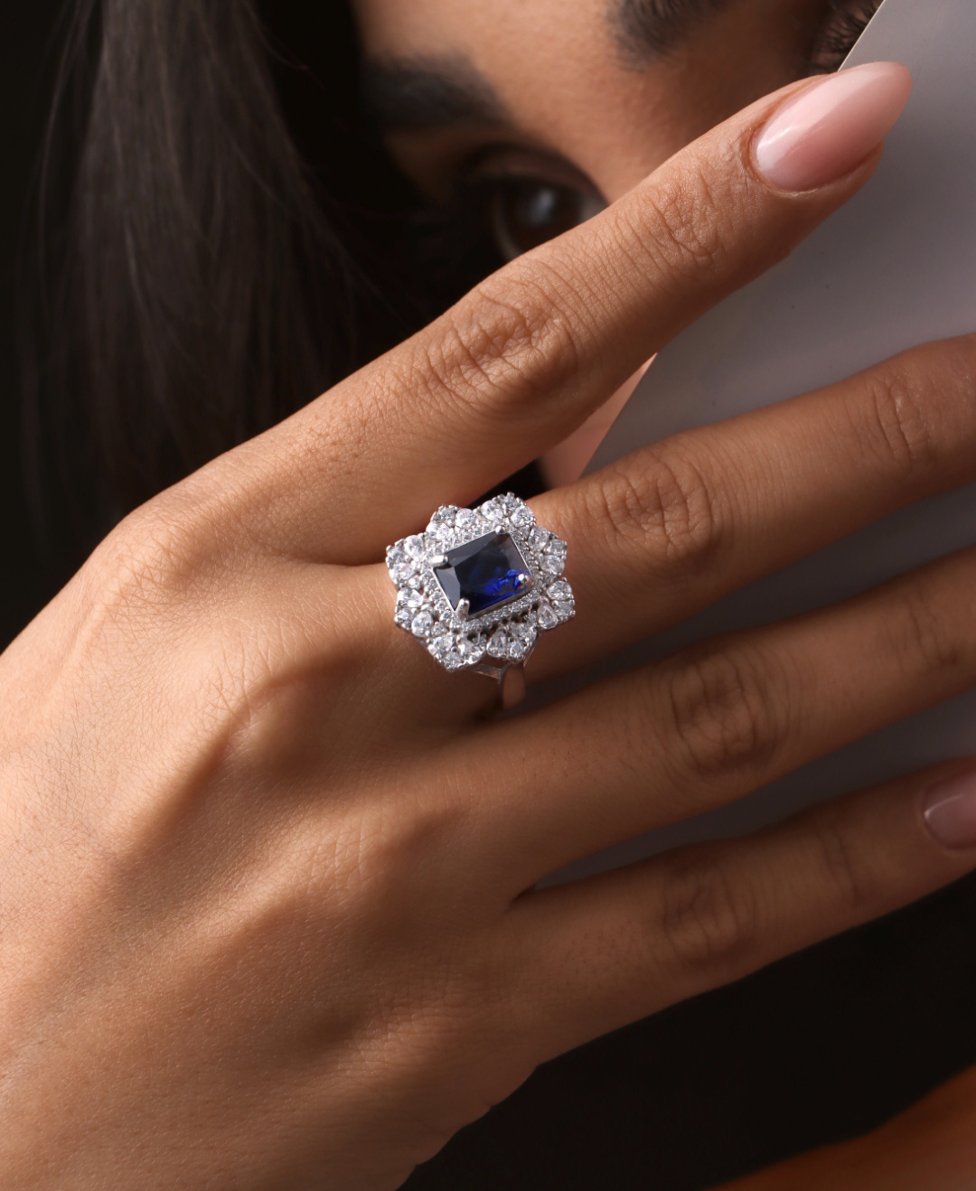 Jewelry Photography – انگشتر نقره زنانه Silver Women’s Ring با سنگ یاقوت کبود Sapphire و نگین‌های سفید