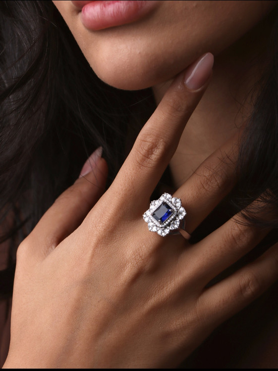 زیبایی و درخشش انگشتر نقره با نگین آبی Sapphire Gemstone و نگینهای سفید Sparkling Stones