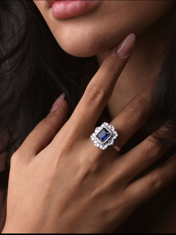 زیبایی و درخشش انگشتر نقره با نگین آبی Sapphire Gemstone و نگینهای سفید Sparkling Stones