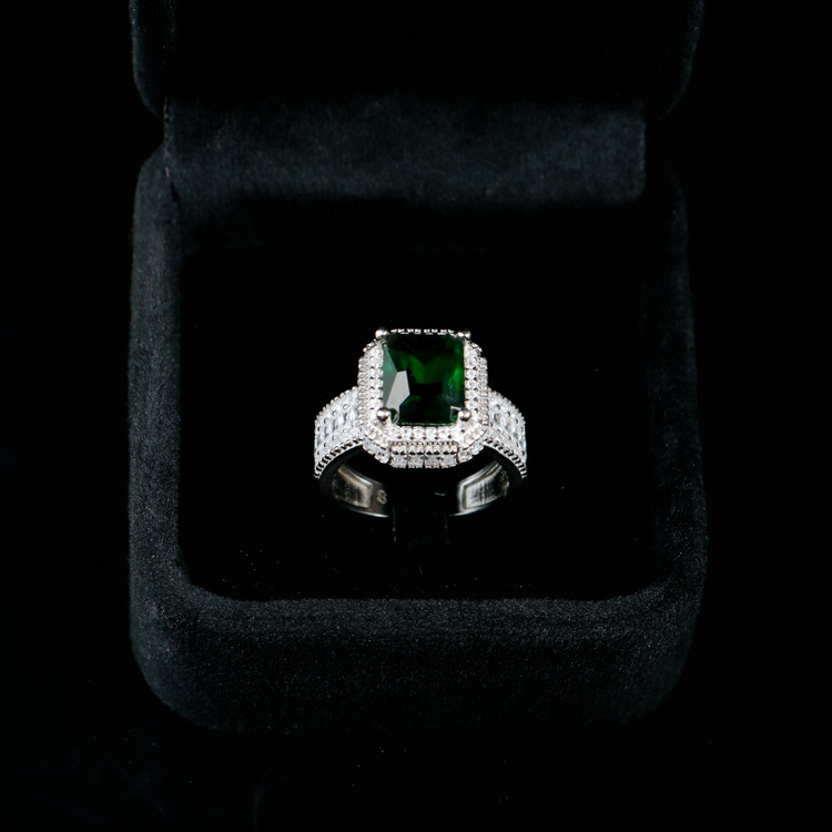 Luxury Silver Ring 925 – برند GTA، آبکاری رودیوم + سنگ سبز درخشان
