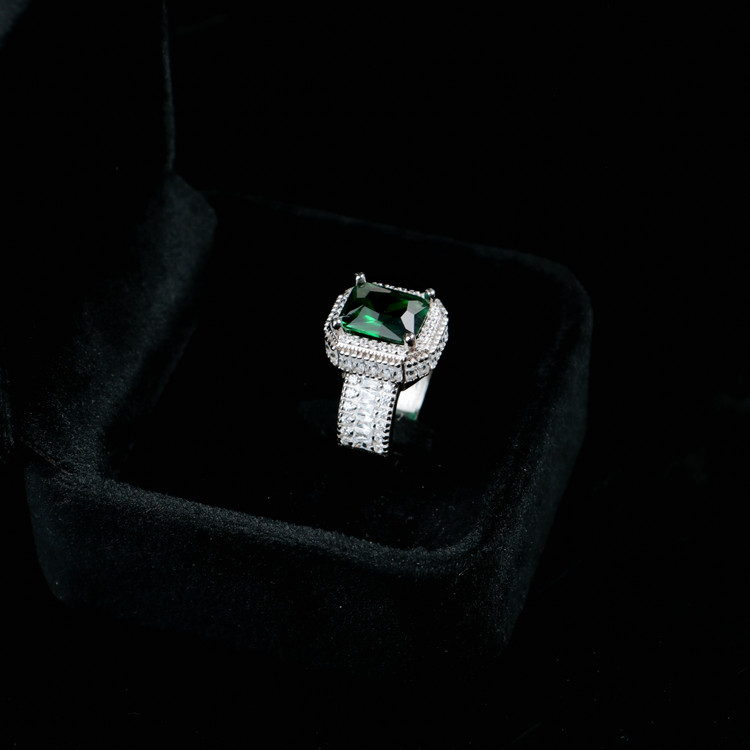 انگشتر Silver 925 GTA با سنگ سبز لاکچری و Rhodium plating، انتخابی خاص برای استایل شما.