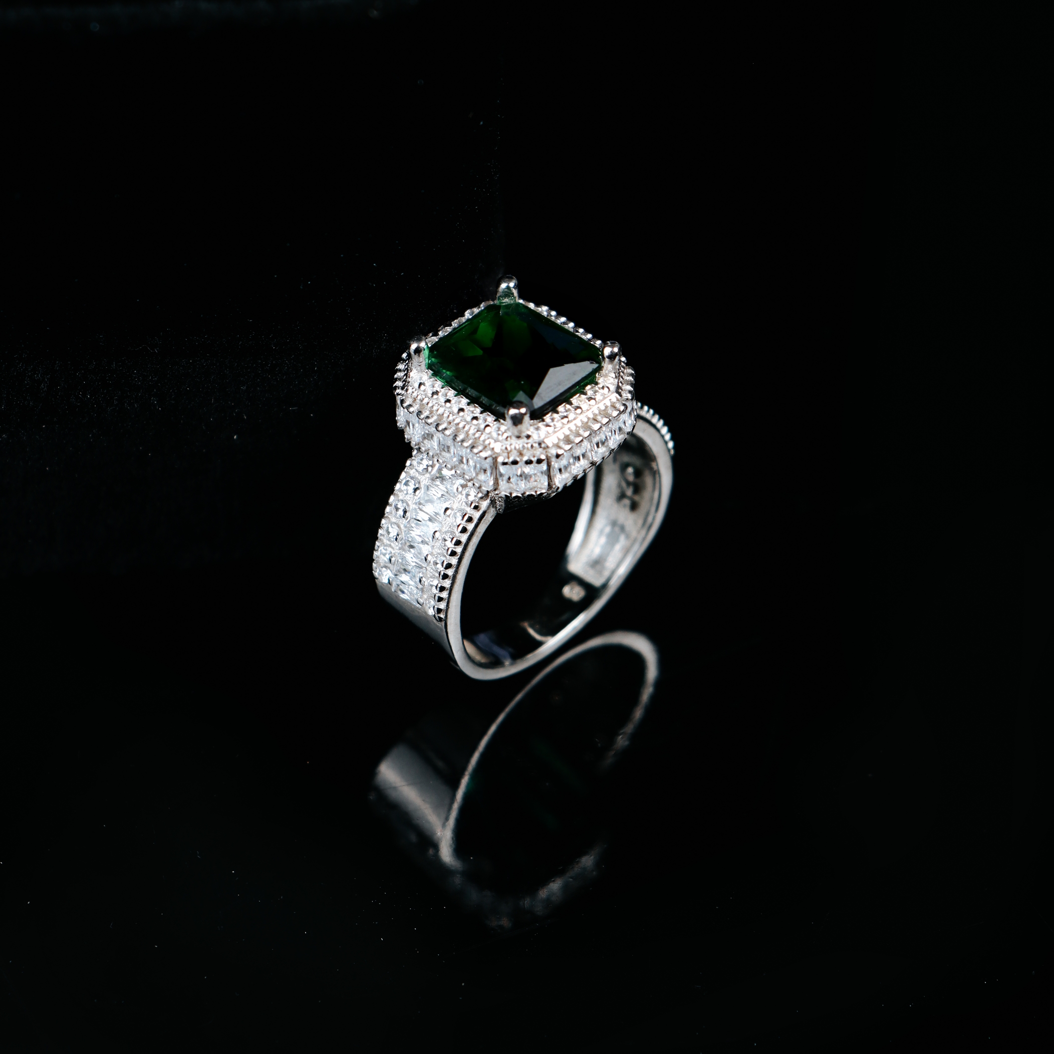 انگشتر نقره 925 عیار** برند GTA با نگین سبز Emerald style و طراحی مدرن.