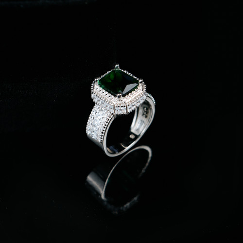 انگشتر نقره 925 عیار** برند GTA با نگین سبز Emerald style و طراحی مدرن.