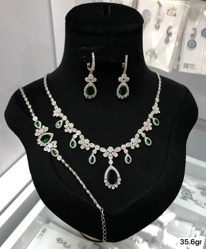 سرویس نقره 925 عیار GTA با green stones و rhodium plating طراحی گل و اشک لوکس و درخشان