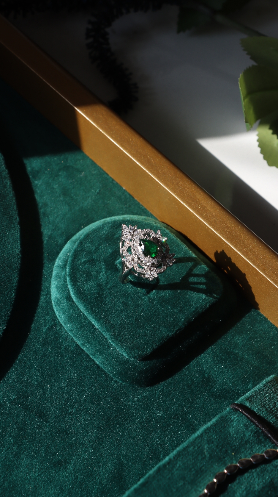 ترکیب نقره، برلیان و رنگی از عشق. A perfect sparkle for every moment. 💍