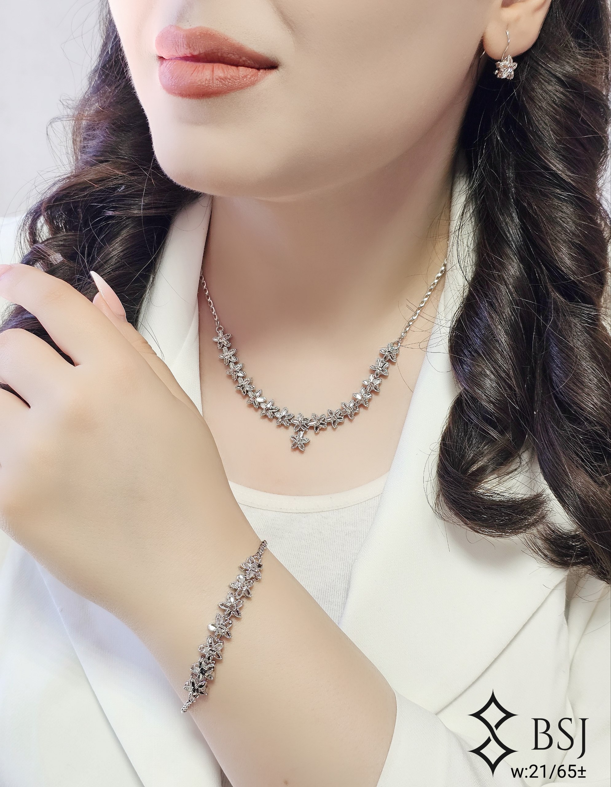 طراحی ظریف و لوکس با جلوه‌ای مشابه White Gold و مناسب استایل روزانه و مجلسی