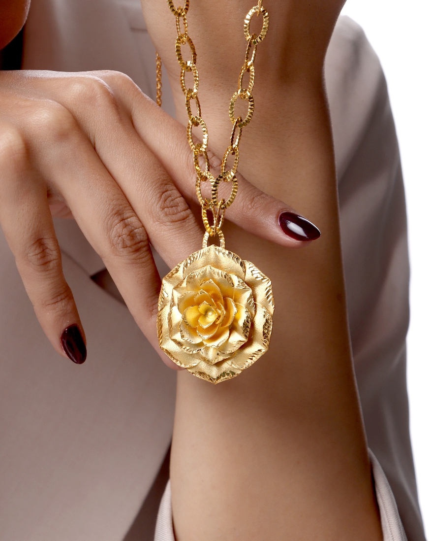 گردنبند رز نقره 925 با Gold Plating روی گردن مدل