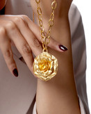 گردنبند رز نقره 925 با Gold Plating روی گردن مدل