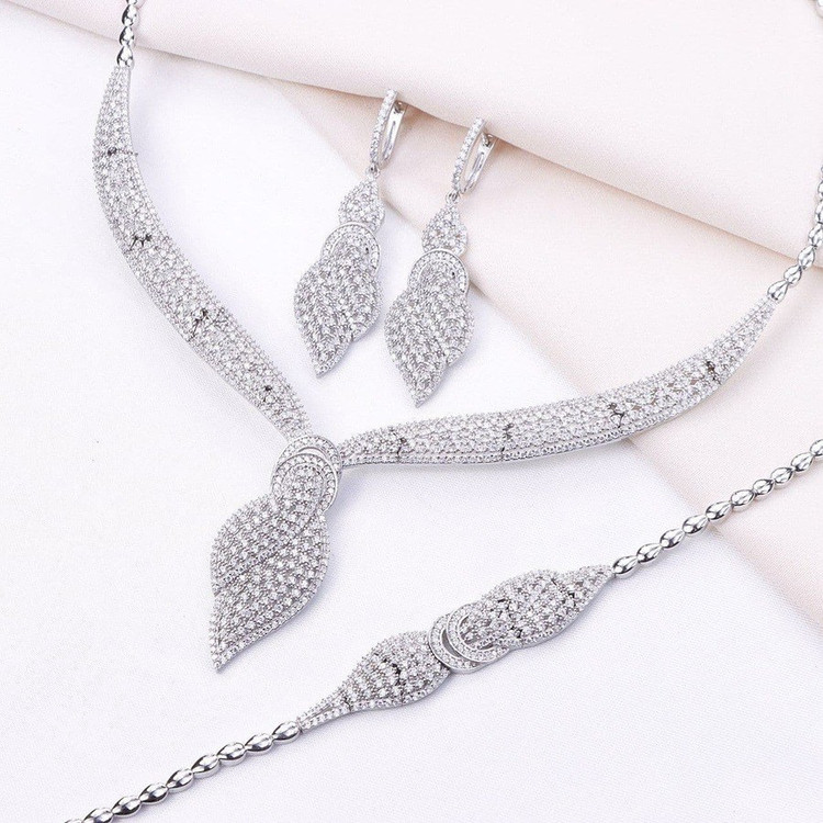 سرویس Silver زنانه برند GTA با طراحی کلاسیک و نگینکاری لوکس GTA luxury silver set – مناسب برای عروس و مجالس خاص